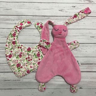 Bib and Bunny Snuggly set/ no name